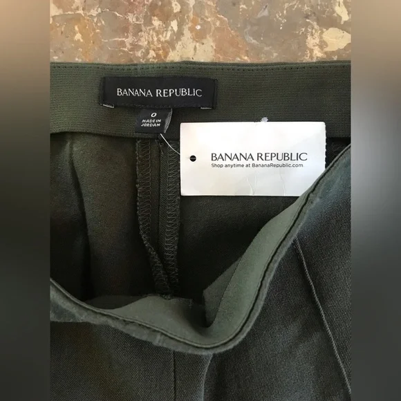 NWT Banana RepublicWomen’s olive green side zip/ankle zip pants, size 0